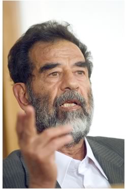 Saddam Hussein bei seinem Prozess 2004